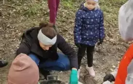 Uczniowie podczas akcji #sprzątamydlapolski.........
