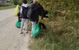 Uczniowie klasy 8 wraz z wychowawcą  podczas akcji #sprzątamydlapolski