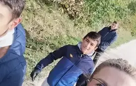 Uczniowie klasy 8 wraz z Panią Dyrektor Anną Sadok podczas akcji #sprzątamydlapolski