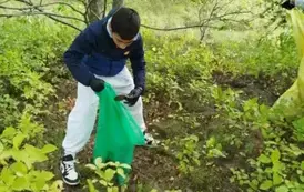 Uczniowie klasy 8 podczas akcji #sprzątamydlapolski