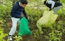 Uczniowie klasy 8 podczas akcji #sprzątamydlapolski.
