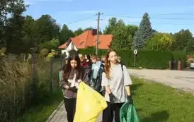 Uczniowie klasy 6a podczas akcji #sprzątamydlapolski