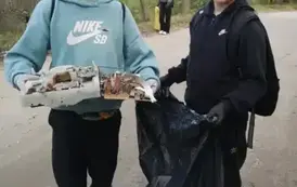 Uczniowie klasy 6a podczas akcji #sprzątamydlapolski.