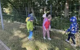 Oddział przedszkolny  na boisku szkolnym podczas akcji #sprzątamydlapolski.