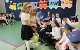 Wręczenie prezent&oacute;w dla klas pierwszych, od klas drugich.