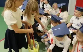 Wręczanie prezent&oacute;w dla klas pierwszych, od klas drugich.