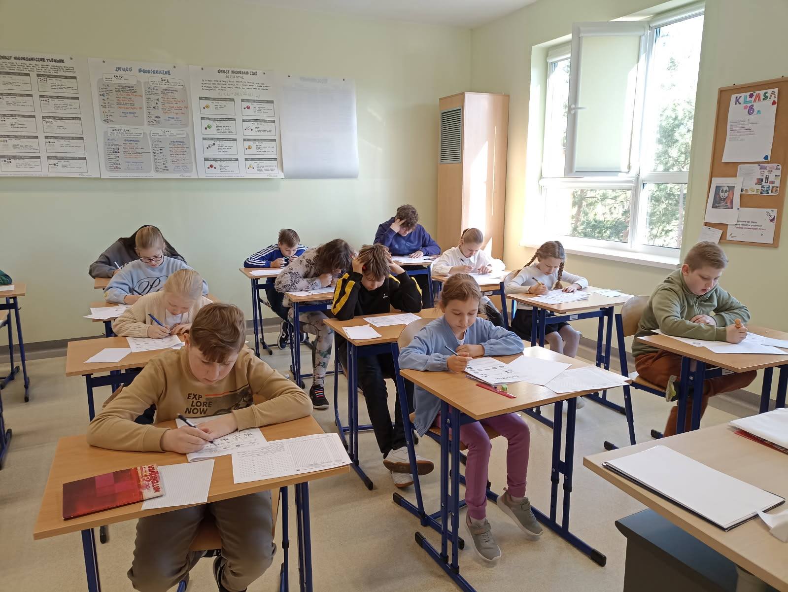 Uczniowie w&nbsp;pojedynczych ławkach piszą test