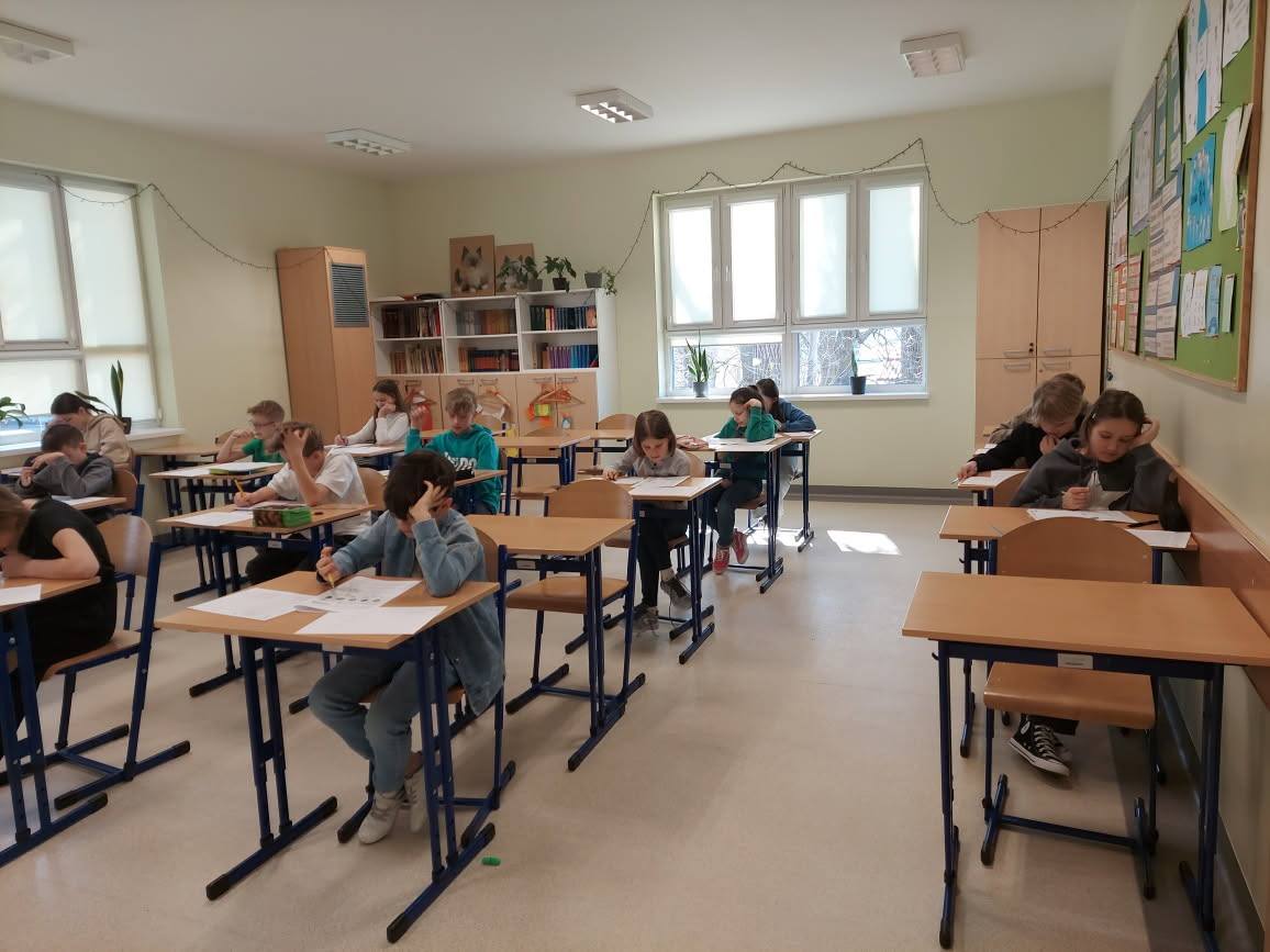Uczniowie w&nbsp;pojedynczych ławkach piszą test
