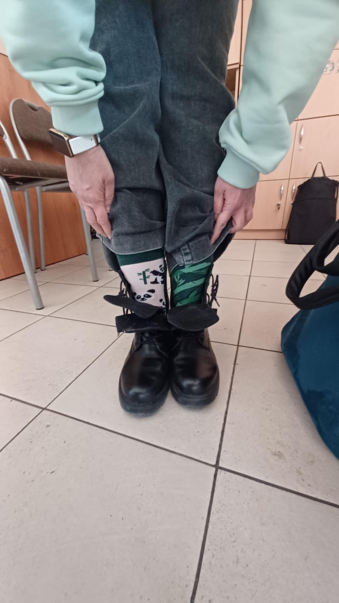 Nogi i odsłonięte skarpetki. 