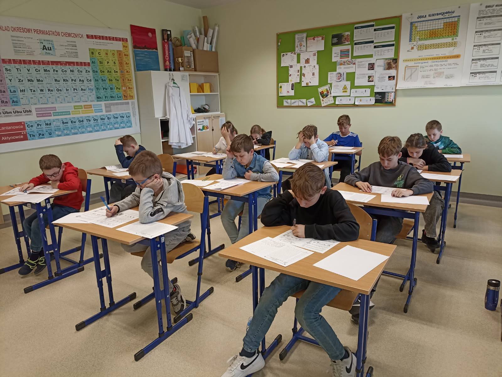 Uczniowie w&nbsp;pojedynczych ławkach piszą test
