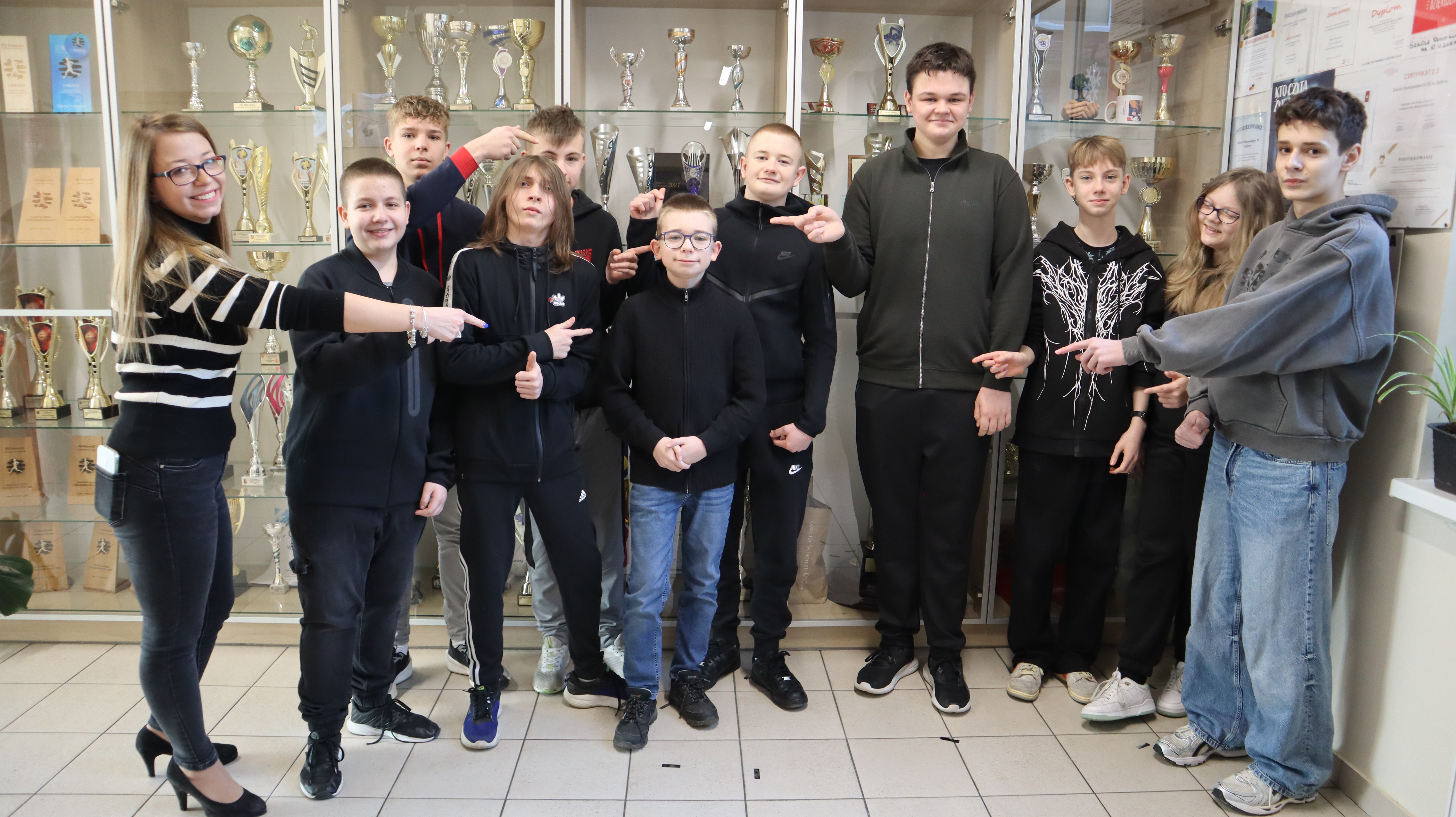 Piotrek z&nbsp;wychowawczynią i&nbsp;koleżankami i&nbsp;kolegami z&nbsp;klasy