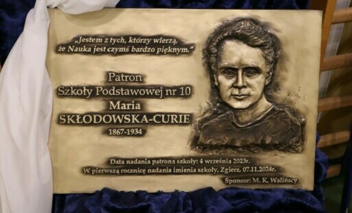 Pamiątkowa tablica z wizerunkiem Marii Skłodowskiej-Curie.