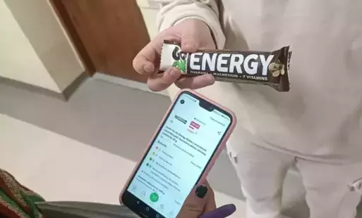 Zbliżenie na baton i telefon trzymany przez ucznia klasy 7 