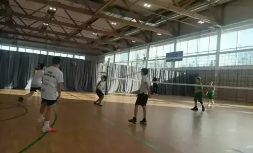 Zdjęcie prezentujące rozgrywkę siatkarską. 