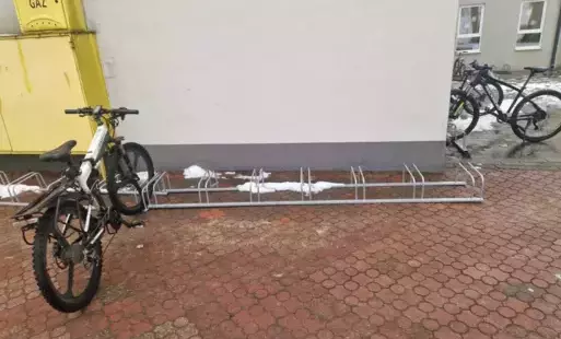 Zdjęcie prezentujące nowy stojak oraz rower. 