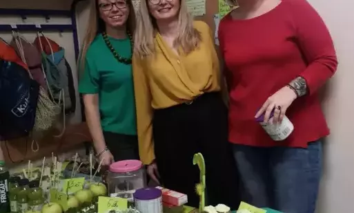 Pani Dyrektor, pedagog szkolny i nauczyciel biologii za stanowiskiem ze słodkościami. 