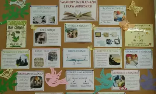 Tablica korkowa z ciekawostkami o książkach