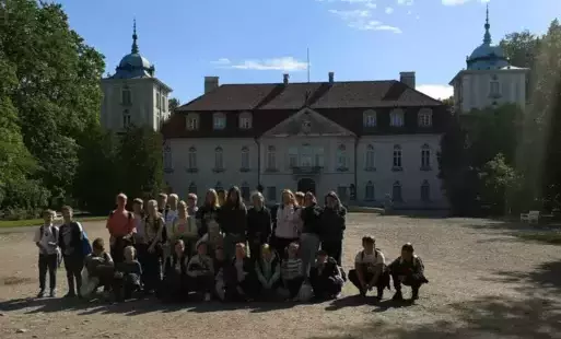 uczniowie na tle pałacu w Nieborowie 