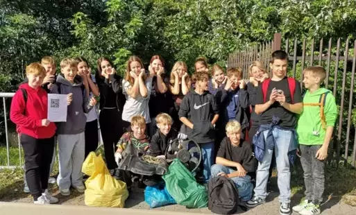 uczniowie klasy 6A pozują z workami zebranych śmieci 
