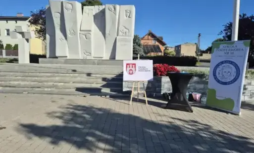 Pomnik Stu Straconych, miejsce rozpoczęcia Rajdu, logo szkoły, logo patronatu Prezydenta Miasta Zgierza 