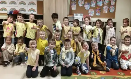 Uczniowie ubrani w żółty kolor 