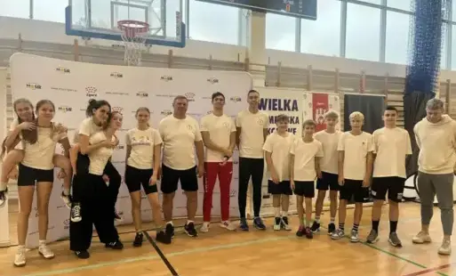 Pozują uczniowie klasy 6A, nauczyciel oraz Olimpijczycy. 