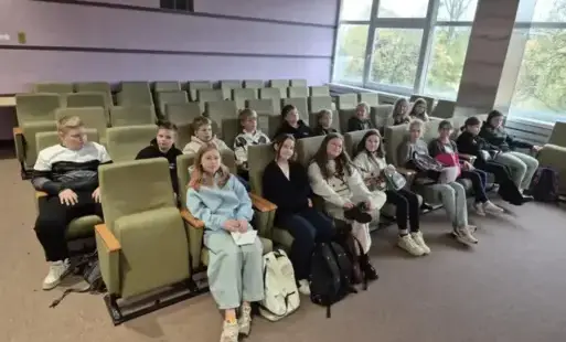 uczniowie klasy 5B na fotelach w bibliotece 