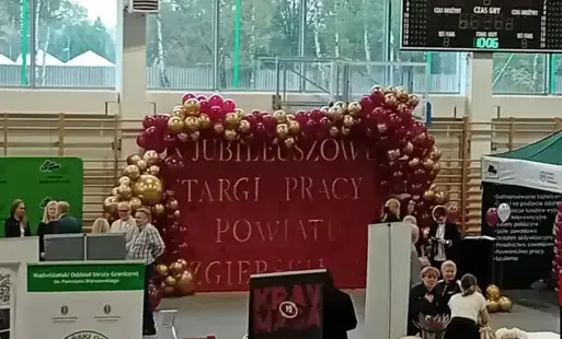 Napis na czerwonym tle o jubileuszowych targach pracy 