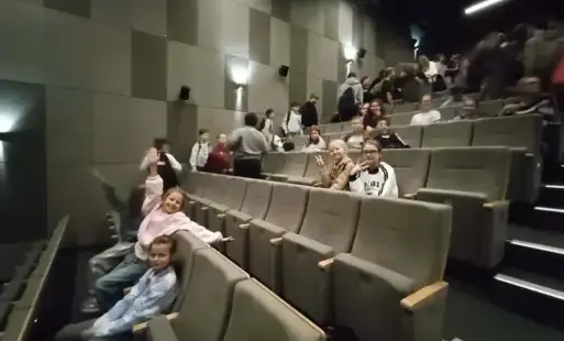 uczniowie klasy 4B w fotelach kinowych 