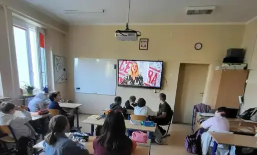uczniowie 5A oglądają w klasie film 