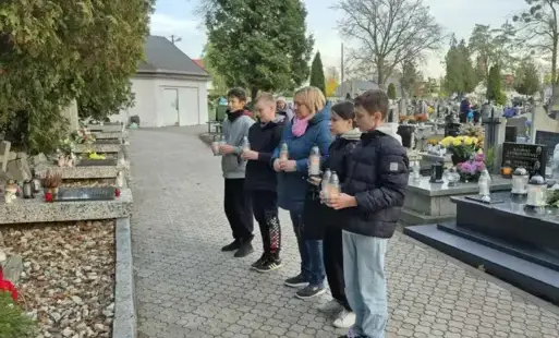 uczniowie klasy 8 z katechetką na cmentarzu 