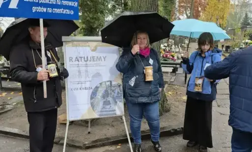 uczennica i katechetka na cmentarzu zbierają pieniądze do puszki 