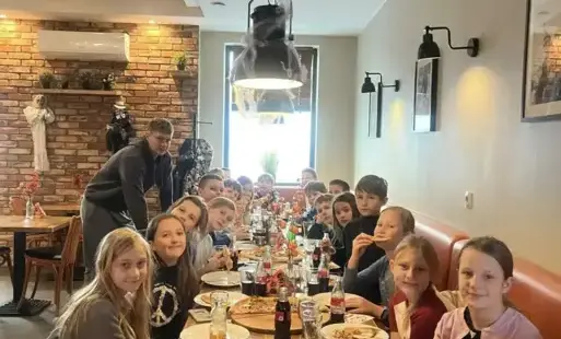 uczniowie klasy 4A z wychowawcą w pizzerii 