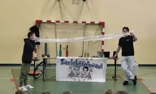 Uczeń wykonuje z prowadzącym eksperyment z folią 