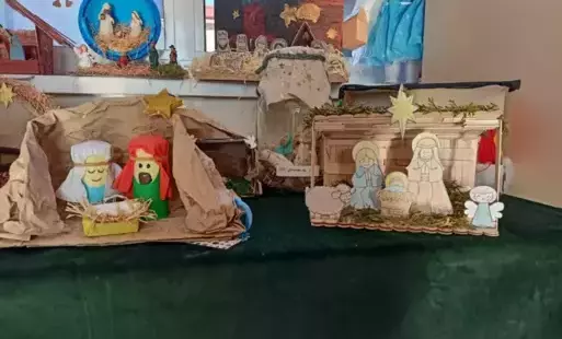 Kilka stojących na stoliku szopek stworzonych przez uczniów.