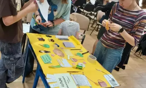 Dziewczyny z klasy szóstej w trakcie robienia lapbooka.