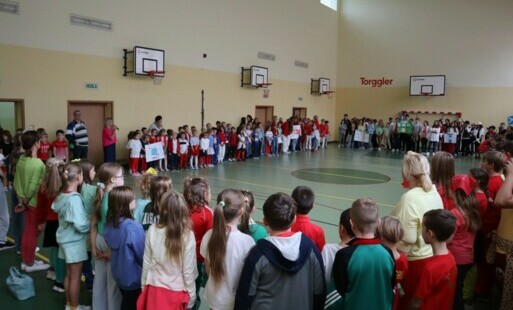 Wszyscy uczestnicy apelu organizacyjno-porządkowego, a także z okazji Europejskiego Dnia Języków organizowanego w naszej szkole.
