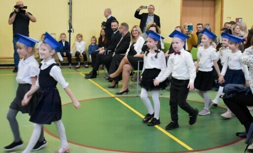 Klasy [ierwsze wchodzą na salę